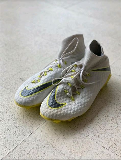 gut erhaltene stollenschuhe weiße nike hypervenom größe 32 und adi|stollen fußballschuhe.